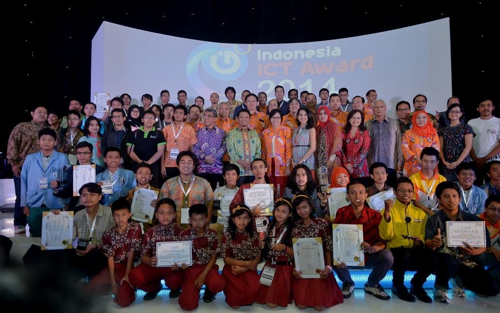 Kominfo Berikan Penghargaan Kepada Pemenang INAICTA 2014