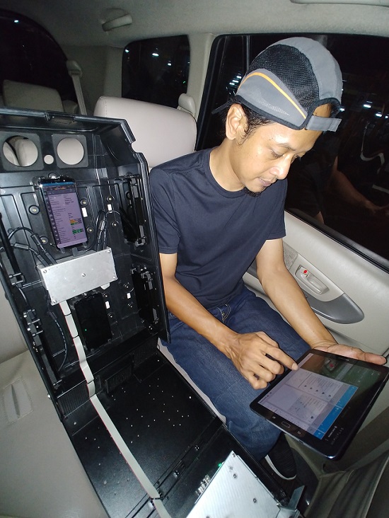 Anton (petugas QoS dari DitDal PPI) saat lakukan Drive Test di Makassar