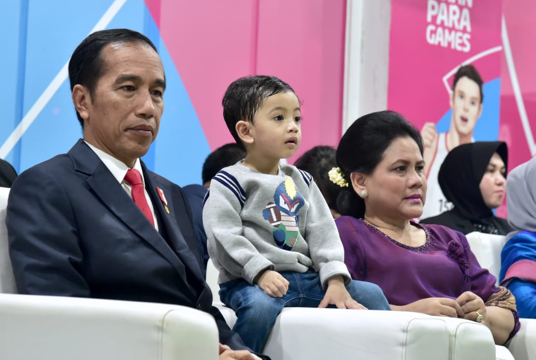 Presiden Jokowi beserta Ibu Iriana dan Jan Ethes saat meyaksikan gemerlapnya pembukaan APG 2018