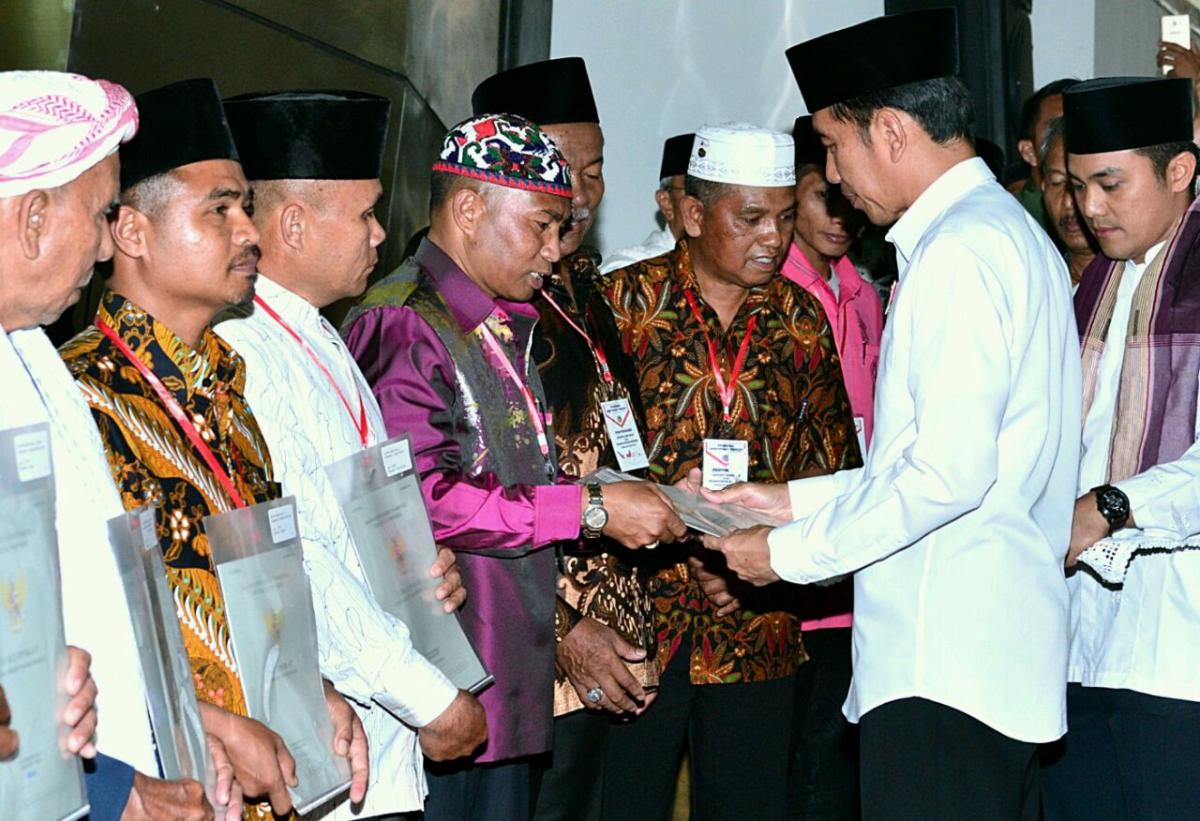 Presiden Jokowi saat menyerahkan sertifikat wakaf seusai solat jumat