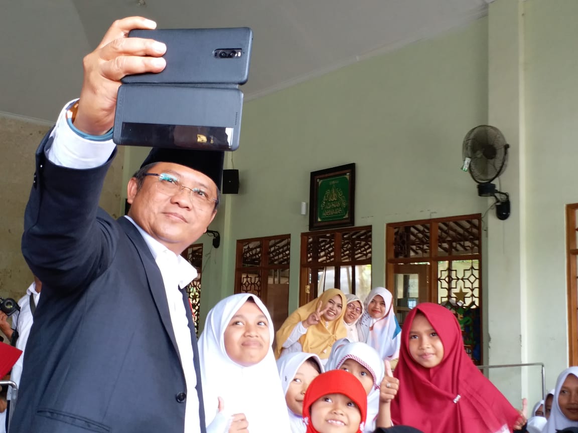 Menkominfo selfie bersama para santriwati Pondok Pesantren Terpadu Al Mumtaz