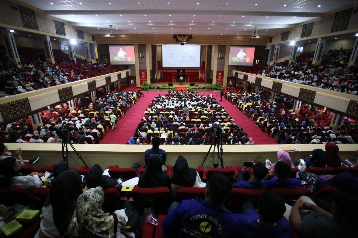 Antusiasme para Mahasiswa saat menndengarkan kuliah umum ole Menkominfo Rudiantara dalam rangkaian kegiatan HPN 2018 di Univ. Negeri Padang.