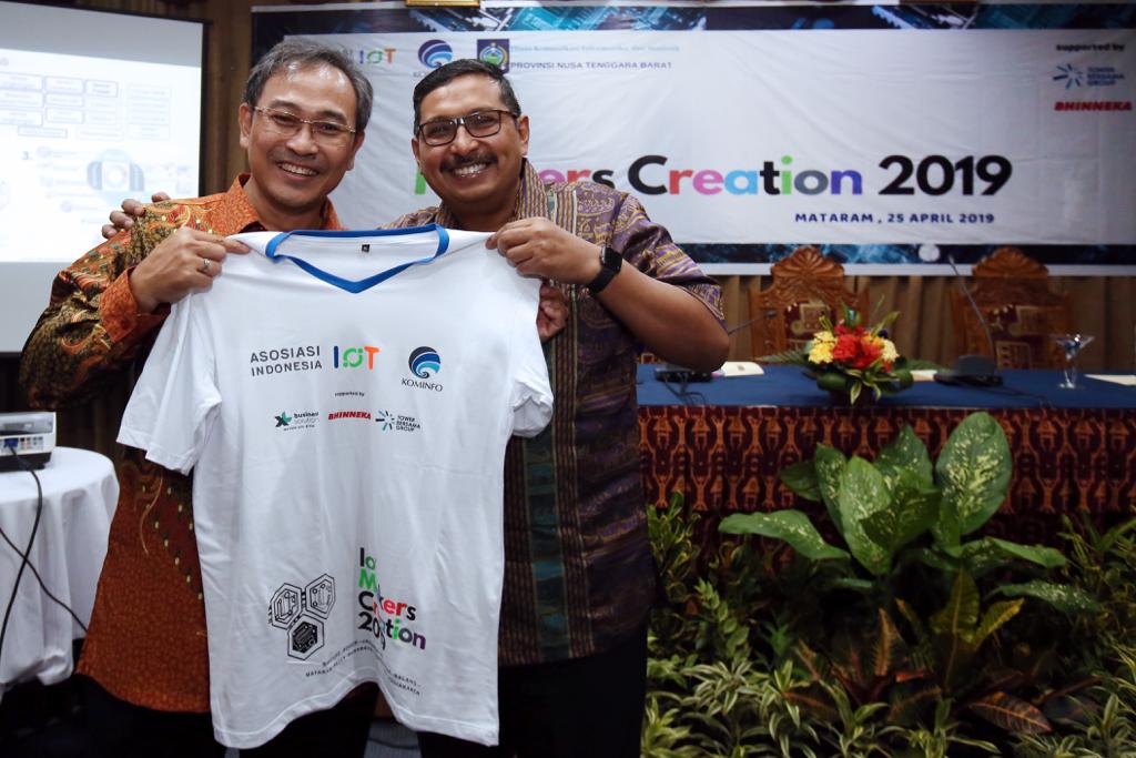 Dirjen SDPPI Kementerian Kominfo, Ismail (kanan) memberikan kaos Makers Creation sebagai tanda dimulainya roadshow IoT Makers Creation 10 kota di Indonesia kepada Ketua Umum Asosiasi IoT Indonesia, Teguh Prasetya (kiri).