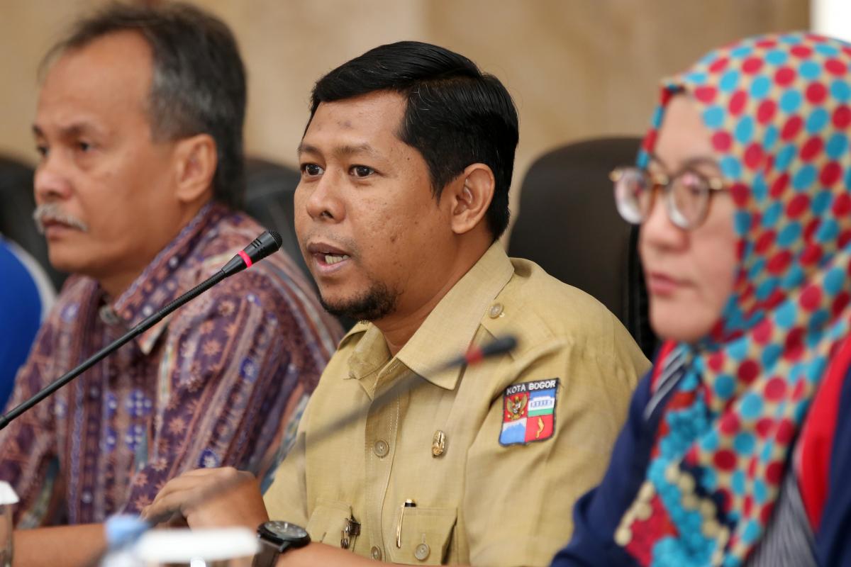 Oki Tri Fasiasta N, Kepala Bidang Layanan E-Government Dinas Komunikasi, Informatika, Statistik, dan Persandian Pemerintah Kota Bogor (tengah) menyampaikan sambutan membuka IoT Makers Creation 2019 di Kota Bogor. 