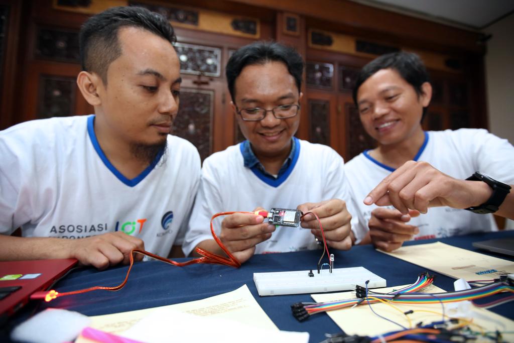 Salah satu tim peserta IoT Makers Creation di Mataram, Jumat (26/4) sedang memeriksa komponen saat lokakarya berlangsung.