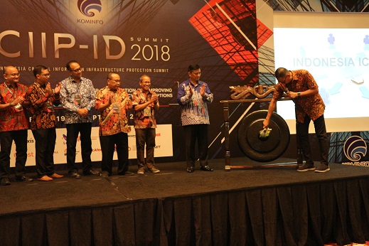 Dirjen Aptika secara simbolik memukul gong saat inagurasi ICT-ISAC Indonesia