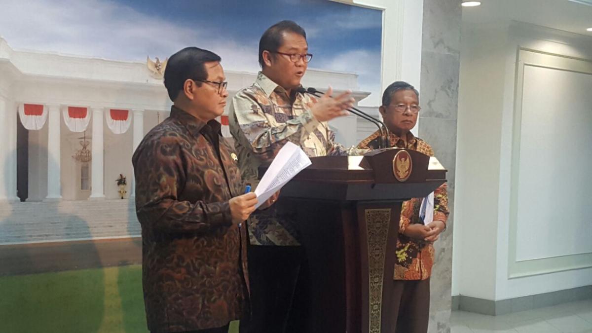 Menteri Kominfo Rudiantara memberikan keterangan pers mengenai Paket Kebijakan XIV di Istana Negara